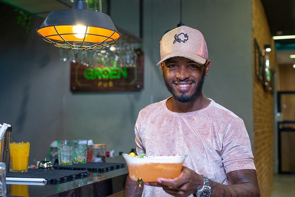 Preshh presente em novo bar com o renomado Pretinho Cereja apresentando drink autoral