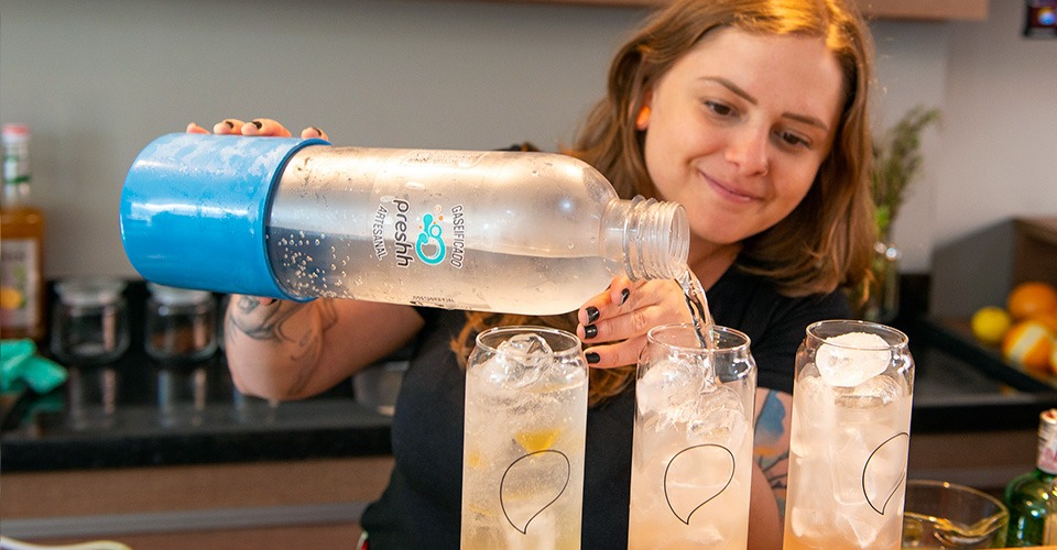 Bartender Julia D'Alessandro, trade da marca de xaropes Monin utilizando Preshh para criar uma soda artesanal com Monin perfeitamente gaseificada.