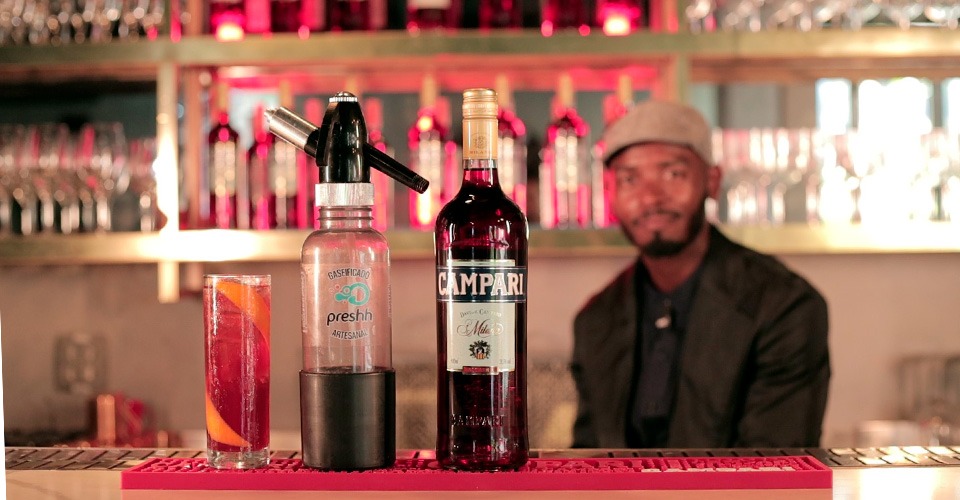Criando seu drink com Preshh para o Campari Bartender Competition, Pretinho Cereja decidiu inovar em seu coquetel Seltz Passion.