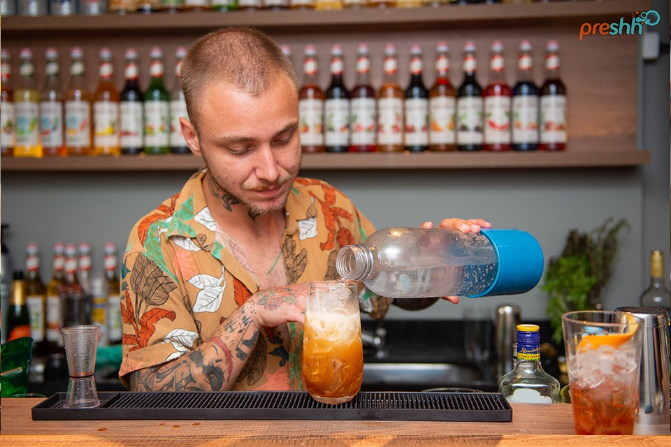 Bartender Carmine De Luca produzindo um coquetel autoral com Soda Preshh utilizando Monin.