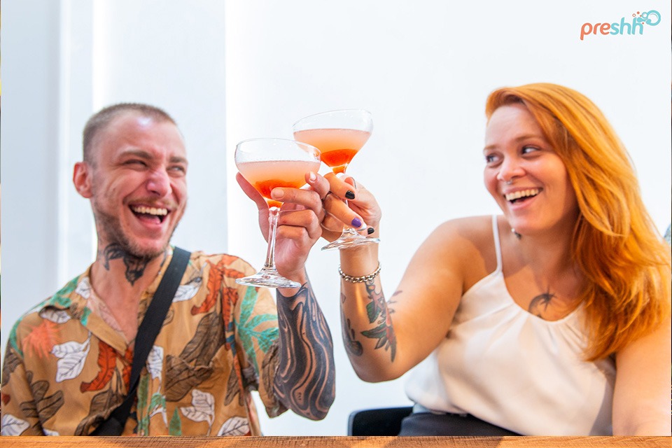 Brinde entre bartenders, Carmine de Luca e Mariana Burity.