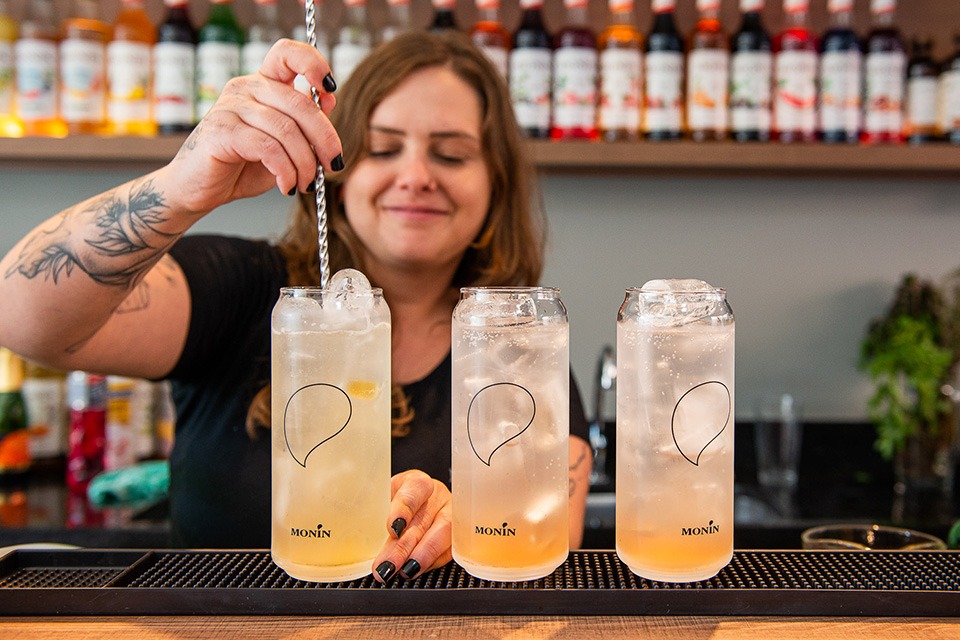 Julia D'Alessandro, trade da Monin, preparando 3 drinks não alcoolicos com Soda Preshh utilizando Monin.