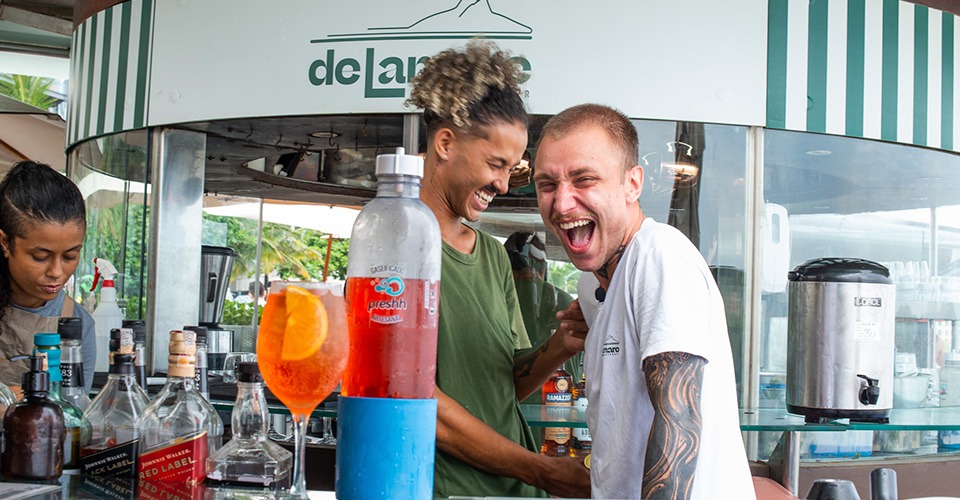 Delamare utiliza sistema de gaseificação preshh para atender sua alta demanda. No balcão o bartender Carmine De Luca apresenta o Aperol Spritz na Preshh.